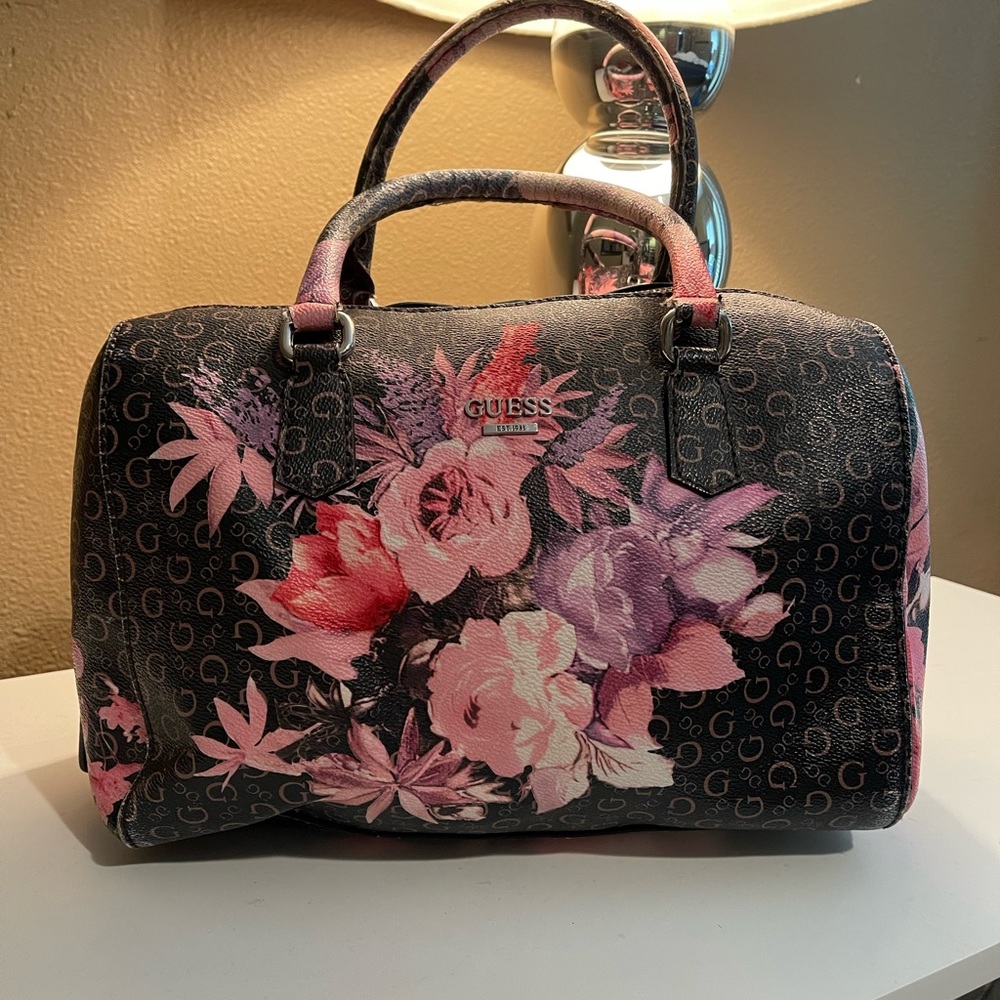 𝐒𝐎𝐋𝐃Guess Purse